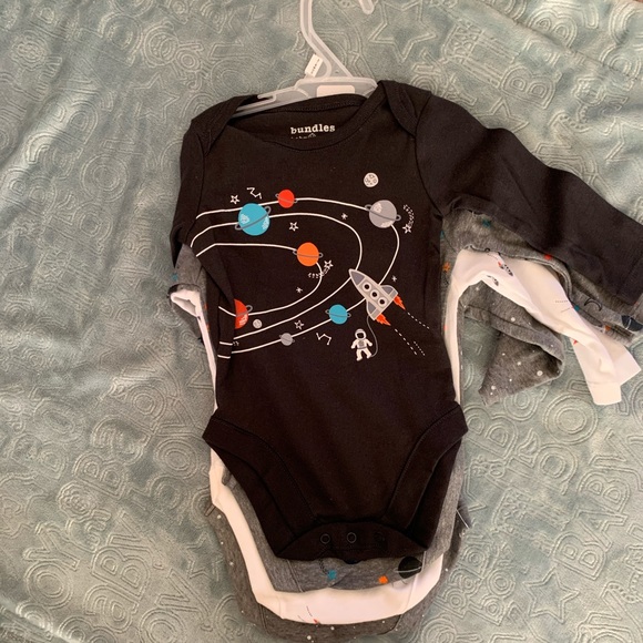 A set of four onesies - Picture 5 of 5